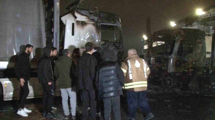 ARNAVUTKÖY’DE 2 TIR ALEV ALEV YANDI