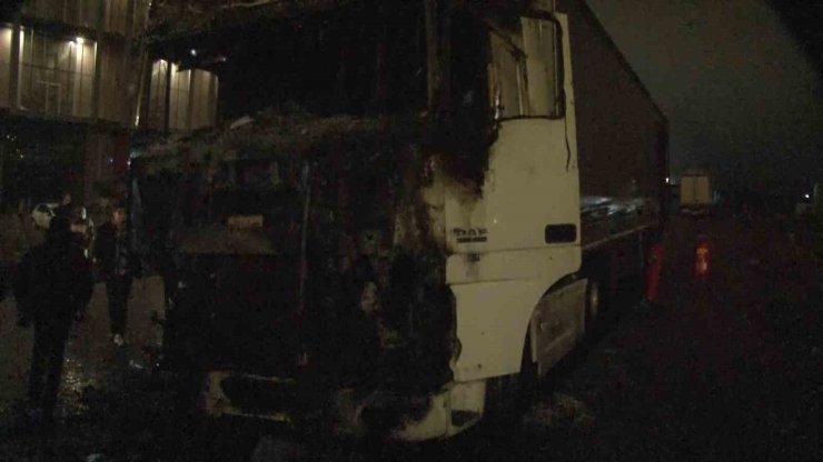 ARNAVUTKÖY’DE 2 TIR ALEV ALEV YANDI