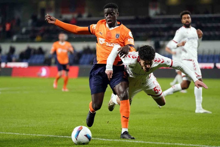 TRENDYOL SÜPER LİG: BAŞAKŞEHİR: 1 - SİVASSPOR: 0 (İLK YARI)