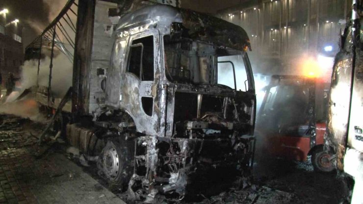 ARNAVUTKÖY’DE 2 TIR ALEV ALEV YANDI