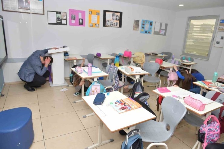 OKULLARDA DEPREM BİLİNCİ VE TEMEL İLK YARDIM EĞİTİMLERİ HIZ KESMEDEN DEVAM EDİYOR