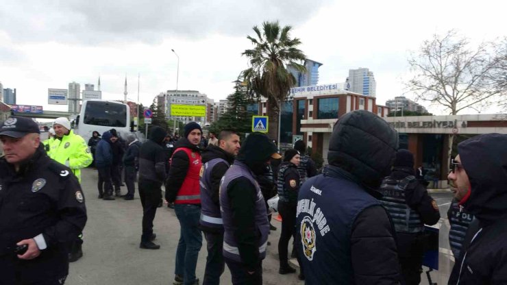 HAFRİYAT KAMYON SÜRÜCÜLERİ DÖKÜM SAHALARININ DEĞİŞTİRMESİNE TEPKİ GÖSTEREREK EYLEM YAPTI