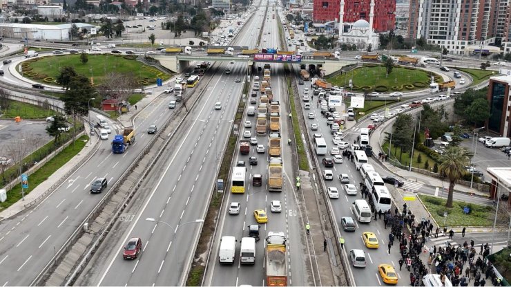 HAFRİYAT KAMYON SÜRÜCÜLERİ DÖKÜM SAHALARININ DEĞİŞTİRMESİNE TEPKİ GÖSTEREREK EYLEM YAPTI