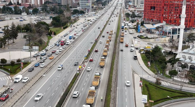 HAFRİYAT KAMYON SÜRÜCÜLERİ DÖKÜM SAHALARININ DEĞİŞTİRMESİNE TEPKİ GÖSTEREREK EYLEM YAPTI