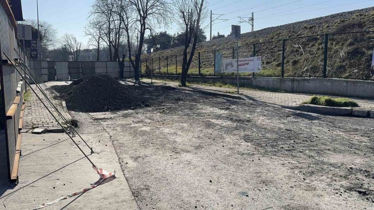 BAKIRKÖY’DE BİR HAFTA ÖNCE ÇÖKEN VE YAPILMAYAN YOL VATANDAŞI İSYAN ETTİRDİ