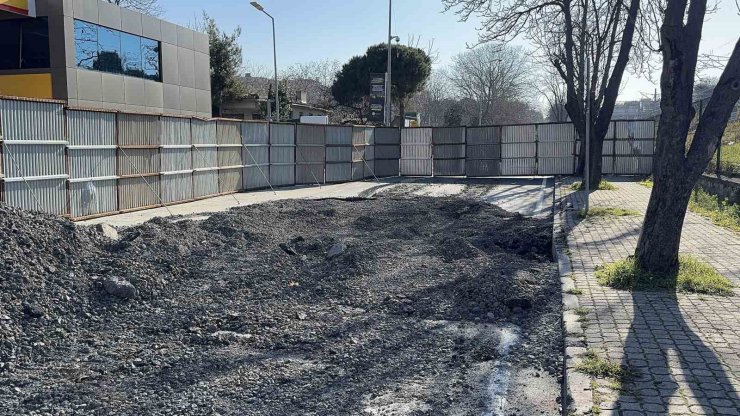 BAKIRKÖY’DE BİR HAFTA ÖNCE ÇÖKEN VE YAPILMAYAN YOL VATANDAŞI İSYAN ETTİRDİ