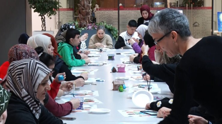 ENGELLİ ÖĞRENCİLER RAMAZAN’A ÖZEL YAPTIKLARI TESBİHLERİ VATANDAŞLARA HEDİYE ETTİ