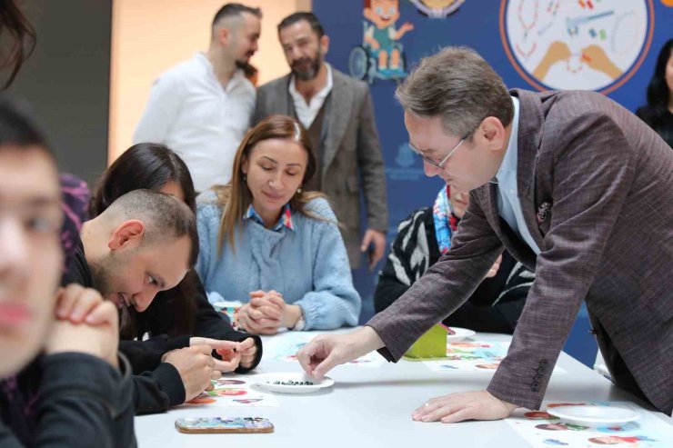 ENGELLİ ÖĞRENCİLER RAMAZAN’A ÖZEL YAPTIKLARI TESBİHLERİ VATANDAŞLARA HEDİYE ETTİ