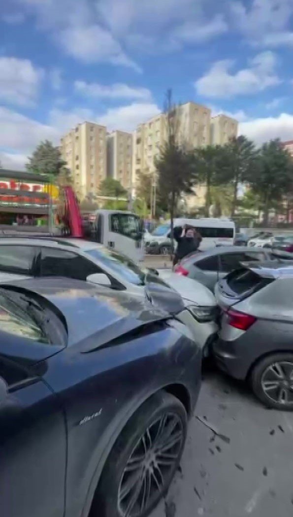 PENDİK’TE BİR ANDA HAREKET EDEN KAMYON PARK HALİNDEKİ ARAÇLARI BİÇTİ