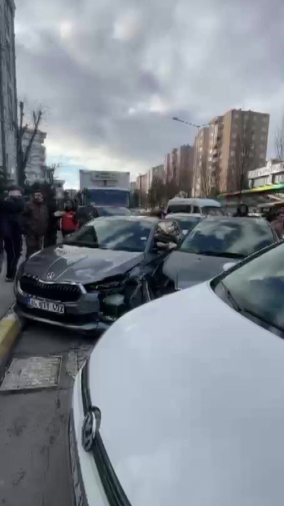 PENDİK’TE BİR ANDA HAREKET EDEN KAMYON PARK HALİNDEKİ ARAÇLARI BİÇTİ