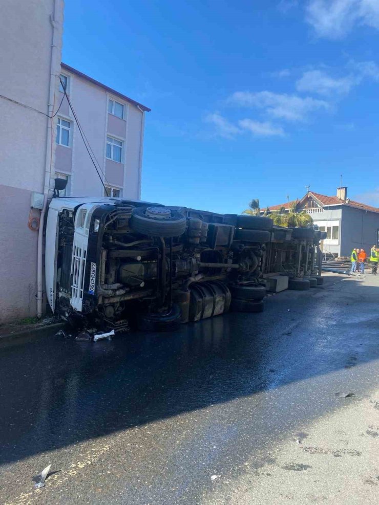 SARIYER’DE FRENİ PATLAYAN DEMİR YÜKLÜ TIR DEVRİLDİ: 1 YARALI