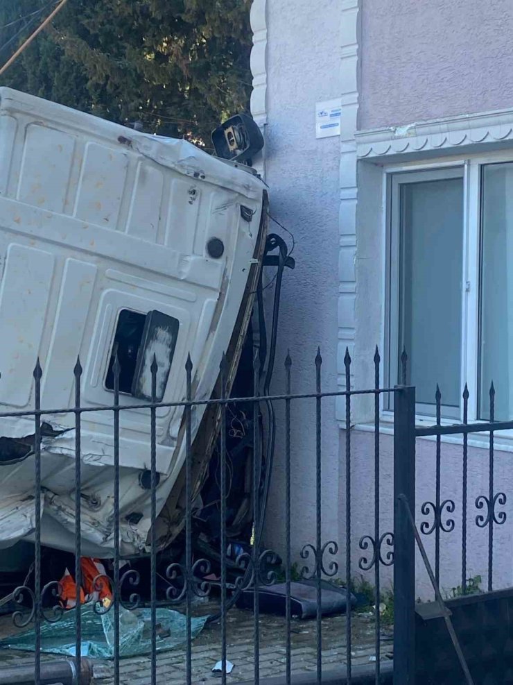 SARIYER’DE FRENİ PATLAYAN DEMİR YÜKLÜ TIR DEVRİLDİ: 1 YARALI