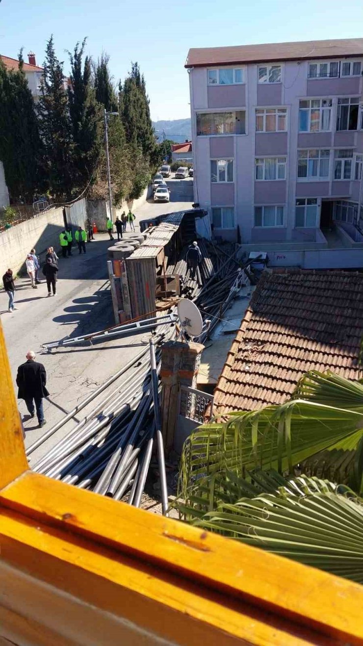SARIYER’DE FRENİ PATLAYAN DEMİR YÜKLÜ TIR DEVRİLDİ: 1 YARALI