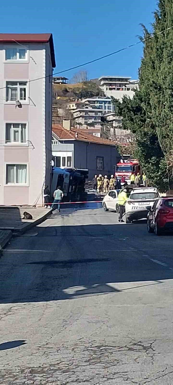 SARIYER’DE FRENİ PATLAYAN DEMİR YÜKLÜ TIR DEVRİLDİ: 1 YARALI