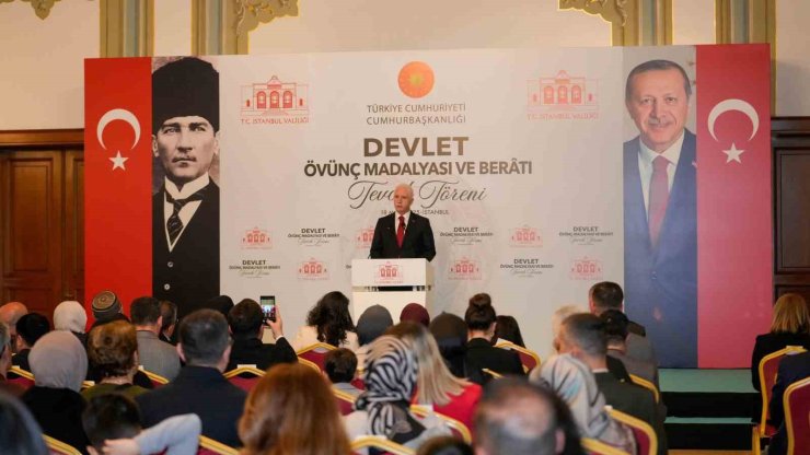 İSTANBUL VALİSİ DAVUT GÜL, ŞEHİT AİLELERİ VE GAZİLERE DEVLET ÖVÜNÇ MADALYASI TAKDİM ETTİ