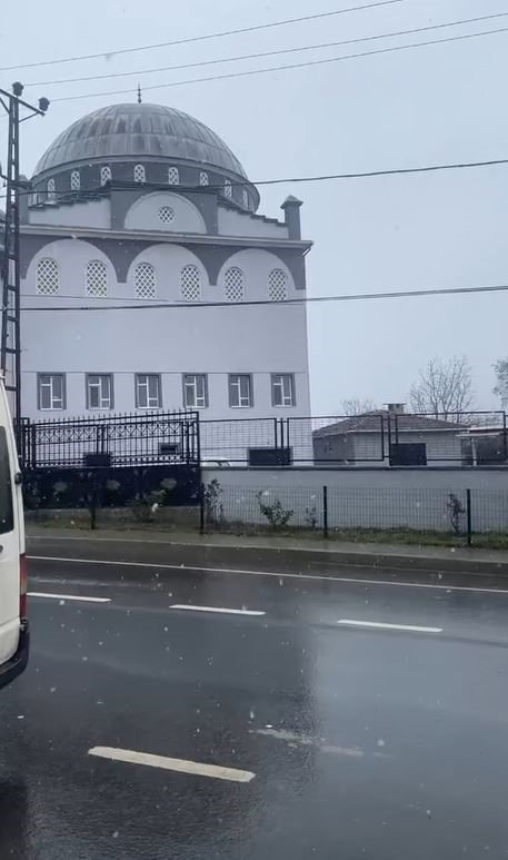 İSTANBUL’UN YÜKSEK KESİMLERİNDE KAR YAĞIŞI BAŞLADI