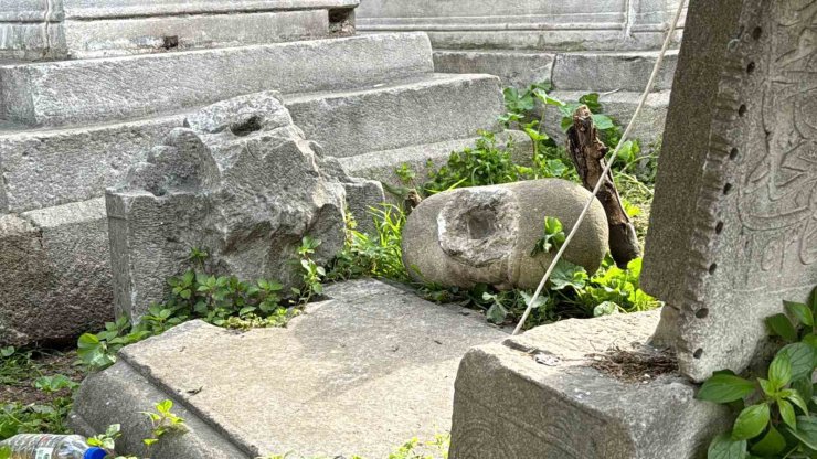 İBB PROTESTOCULARI ECDAT YADİGARI ŞEHZADEBAŞI CAMİİ’Nİ TAHRİP ETTİ