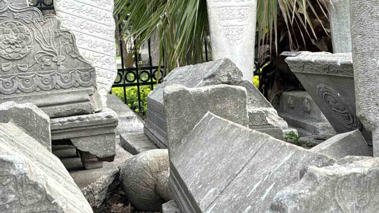 İBB PROTESTOCULARI ECDAT YADİGARI ŞEHZADEBAŞI CAMİİ’Nİ TAHRİP ETTİ