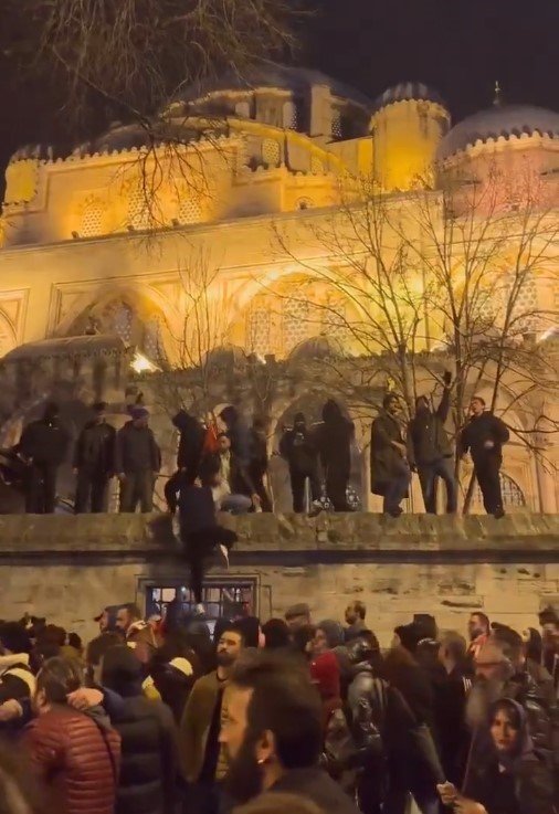 İBB PROTESTOCULARI ŞEHZADEBAŞI CAMİİ’NDE İÇKİ İÇTİ, AVLUYA ÇÖPLERİNİ ATTI