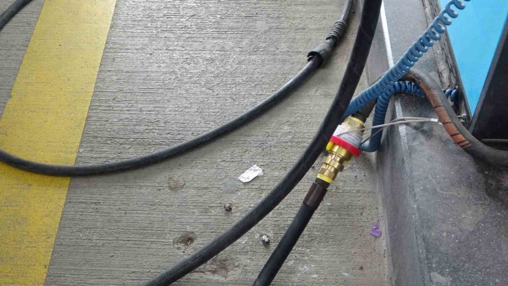 PENDİK’TE TRAJİKOMİK KAZA: YAKIT POMPASINI ÇIKARMADAN HAREKET ETTİ