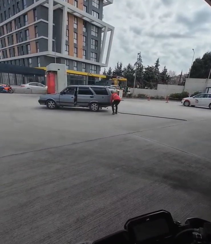 PENDİK’TE TRAJİKOMİK KAZA: YAKIT POMPASINI ÇIKARMADAN HAREKET ETTİ