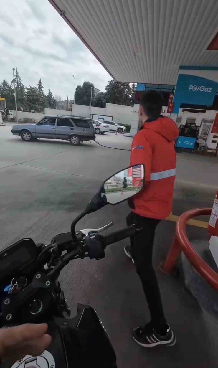 PENDİK’TE TRAJİKOMİK KAZA: YAKIT POMPASINI ÇIKARMADAN HAREKET ETTİ