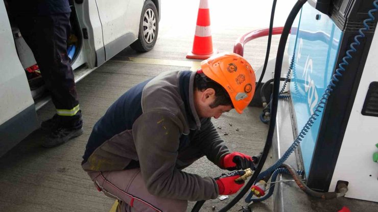 PENDİK’TE TRAJİKOMİK KAZA: YAKIT POMPASINI ÇIKARMADAN HAREKET ETTİ