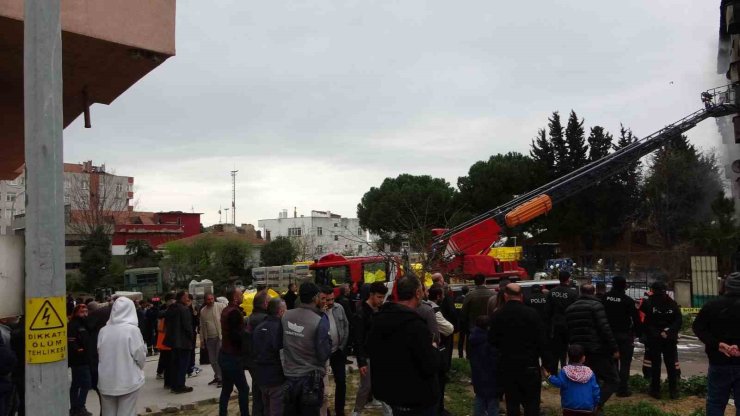 PENDİK’TE İNŞAAT DEPOLAMA ALANINDA YANGIN: ALEVLER 4 KATLI BİNAYA SIÇRADI