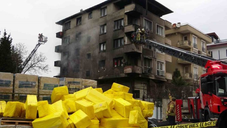 PENDİK’TE İNŞAAT DEPOLAMA ALANINDA YANGIN: ALEVLER 4 KATLI BİNAYA SIÇRADI