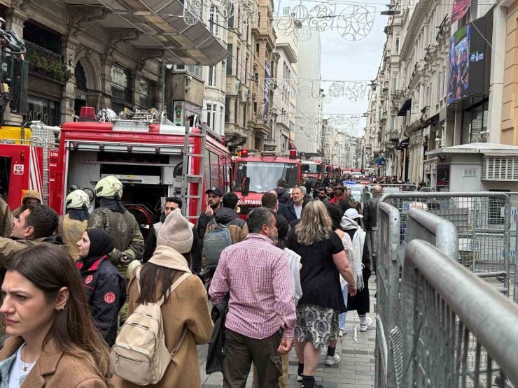 İSTİKLAL CADDESİ’NDEKİ TARİHİ SURİYE PASAJI’NDA YANGIN PANİĞİ