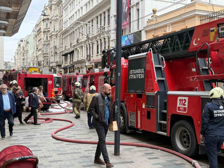 İSTİKLAL CADDESİ’NDEKİ TARİHİ SURİYE PASAJI’NDA YANGIN PANİĞİ