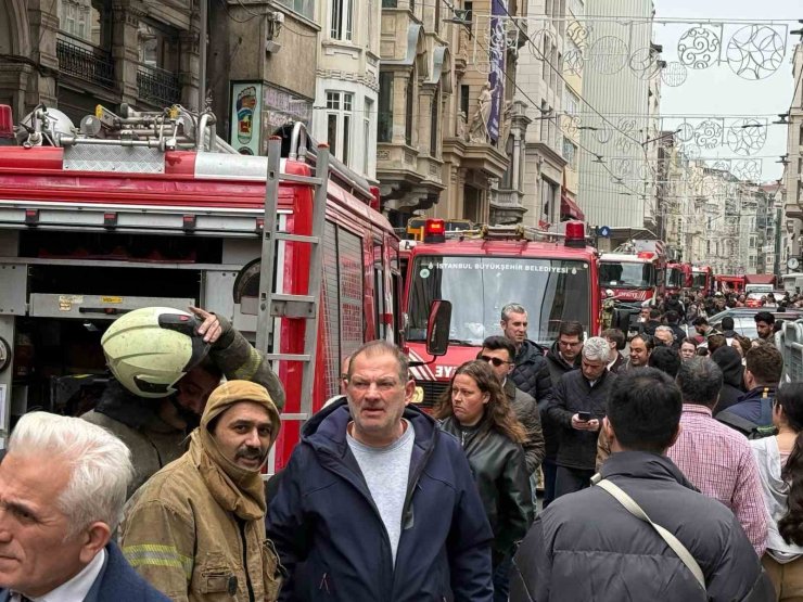 İSTİKLAL CADDESİ’NDEKİ TARİHİ SURİYE PASAJI’NDA YANGIN PANİĞİ