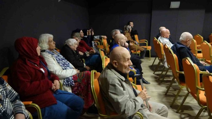 HABABAM SINIFI OYUNCULARI, YAŞLILARLA BULUŞTU