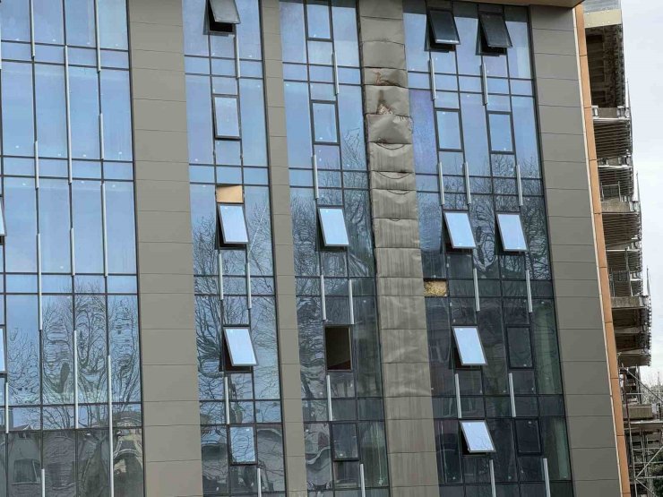 SARIYER’DE 35 YILDIR İNŞAATI DEVAM EDEN REZİDANSTA YANGIN