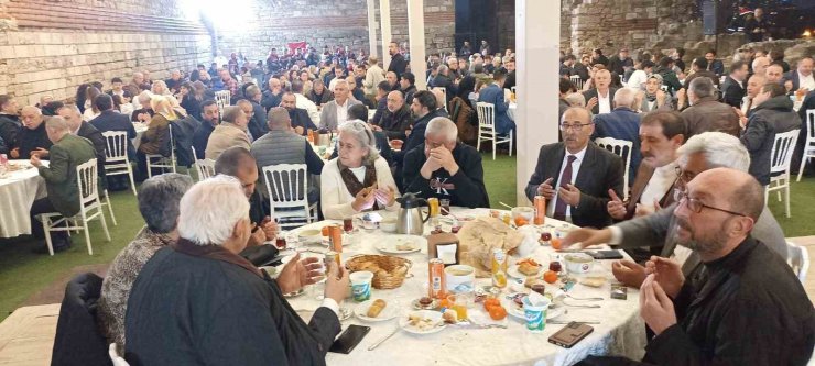 TAŞMEDRESELİ ÜLKÜCÜLER İFTAR VERDİ