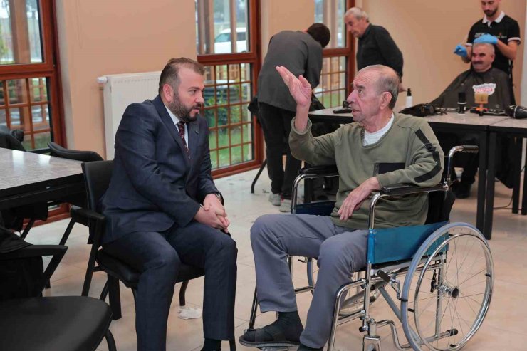 BAŞKAN CANDAROĞLU’NDAN KOCA ÇINARLARA BAYRAM TIRAŞI SÜRPRİZİ