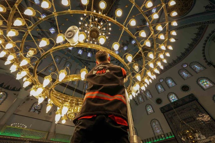 BAYRAM ÖNCESİ ÜMRANİYE’DE TEMİZLİK SEFERBERLİĞİ