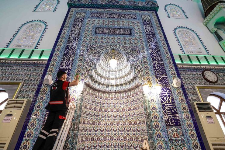 BAYRAM ÖNCESİ ÜMRANİYE’DE TEMİZLİK SEFERBERLİĞİ