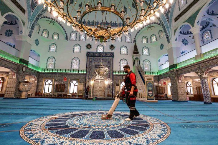 BAYRAM ÖNCESİ ÜMRANİYE’DE TEMİZLİK SEFERBERLİĞİ