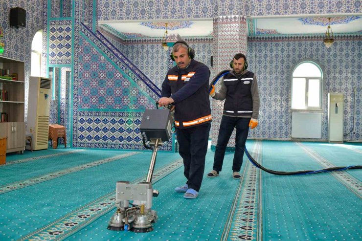 ESENYURT BELEDİYESİ’NDEN CAMİLERDE BAYRAM TEMİZLİĞİ