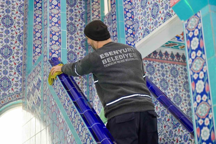ESENYURT BELEDİYESİ’NDEN CAMİLERDE BAYRAM TEMİZLİĞİ