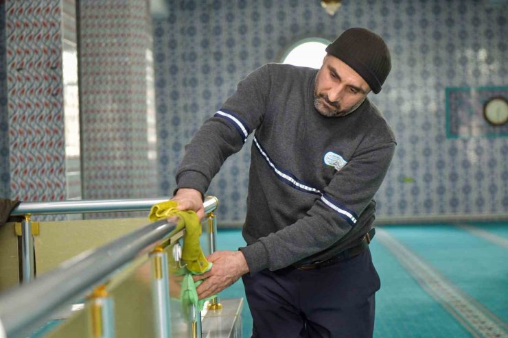 ESENYURT BELEDİYESİ’NDEN CAMİLERDE BAYRAM TEMİZLİĞİ