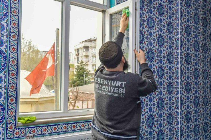 ESENYURT BELEDİYESİ’NDEN CAMİLERDE BAYRAM TEMİZLİĞİ