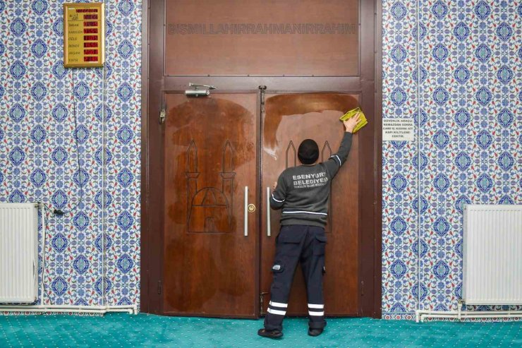 ESENYURT BELEDİYESİ’NDEN CAMİLERDE BAYRAM TEMİZLİĞİ