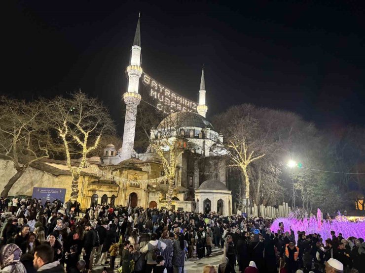 KADİR GECESİ NEDENİYLE BİNLERCE İNSAN EYÜPSULTAN CAMİİ’NE AKIN ETTİ