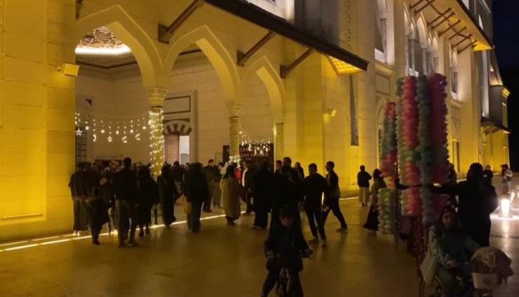 KADİR GECESİ’NDE BÜYÜK ÇAMLICA CAMİİ DOLDU TAŞTI