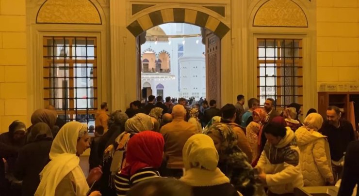 KADİR GECESİ’NDE BÜYÜK ÇAMLICA CAMİİ DOLDU TAŞTI