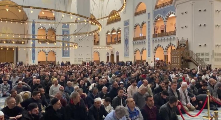 KADİR GECESİ’NDE BÜYÜK ÇAMLICA CAMİİ DOLDU TAŞTI