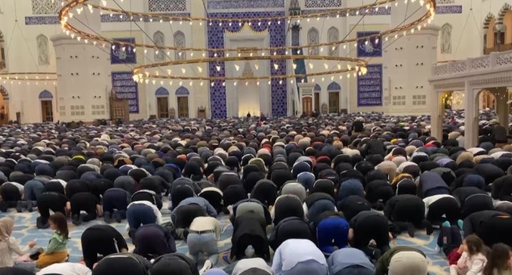 KADİR GECESİ’NDE BÜYÜK ÇAMLICA CAMİİ DOLDU TAŞTI