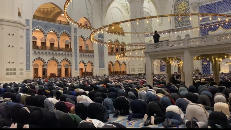 KADİR GECESİ’NDE BÜYÜK ÇAMLICA CAMİİ DOLDU TAŞTI